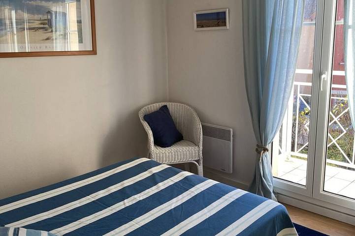 Entire apartment, Charming Cottage Near Port Guillaume, 2 Bedrooms, Private Garden, Close to Beach in Dives-sur-Mer, Lisieux region