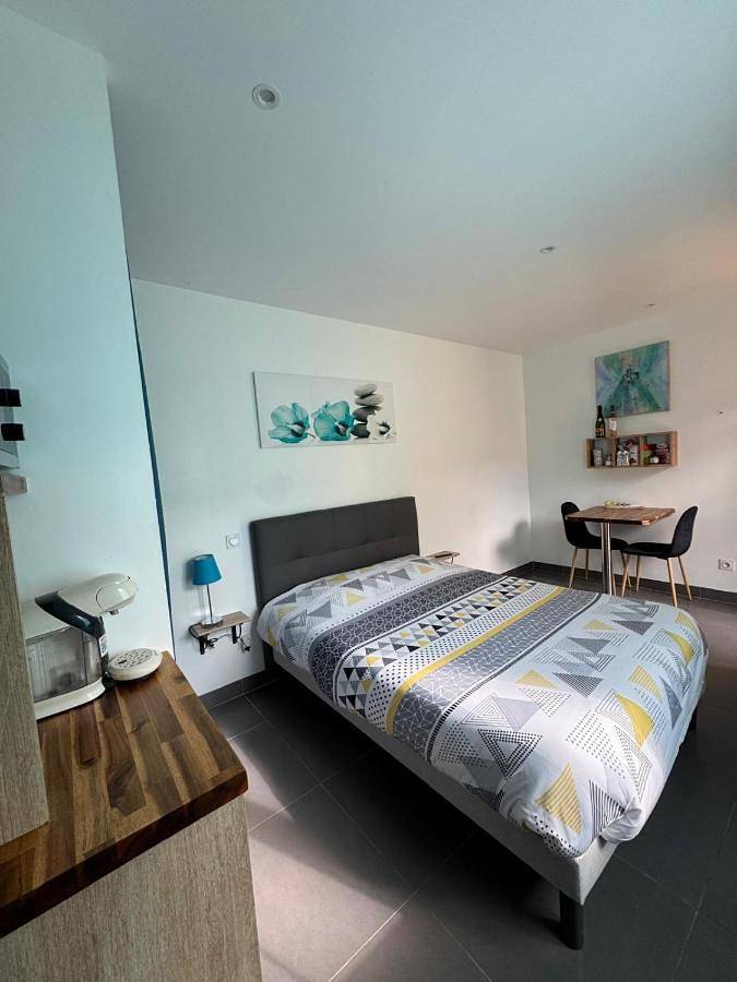 Chambre d’hôte pour 2 personnes, avec piscine ainsi que jardin et vue