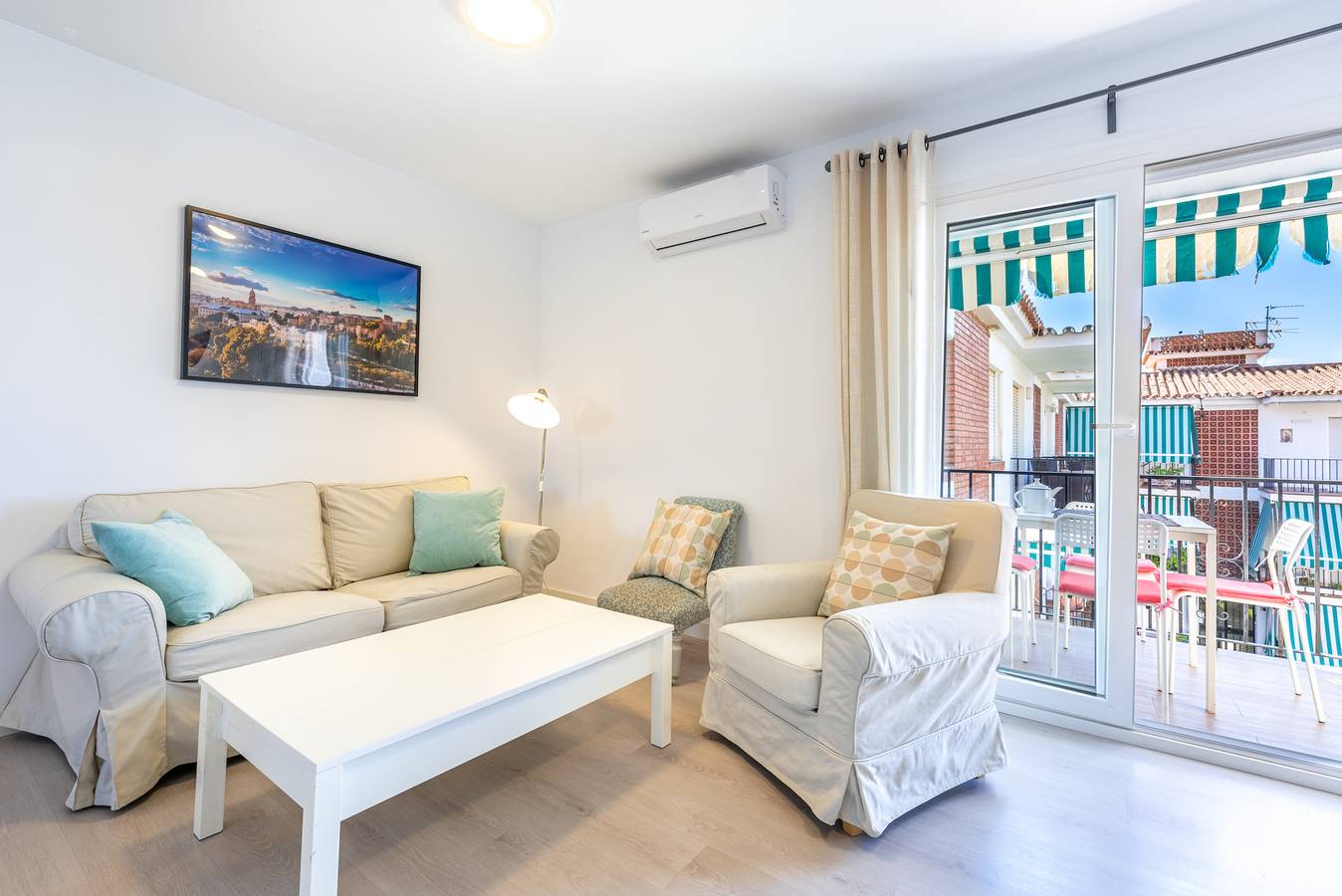 Apartamento entero, Moderno apartamento vacacional "Alborán Playa" con aire acondicionado, Wi-Fi y terraza in La Cala Del Moral, Rincón De La Victoria