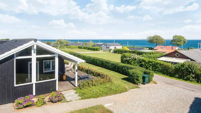 Ferieudlejning for 7 personer, med Terrasse og Have i Hejlsminde