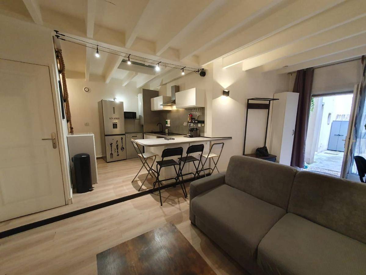 Appartement entier, Two-Bedroom Apartment with Terrace in Saint-Genis-Laval, Lyon et ses environs