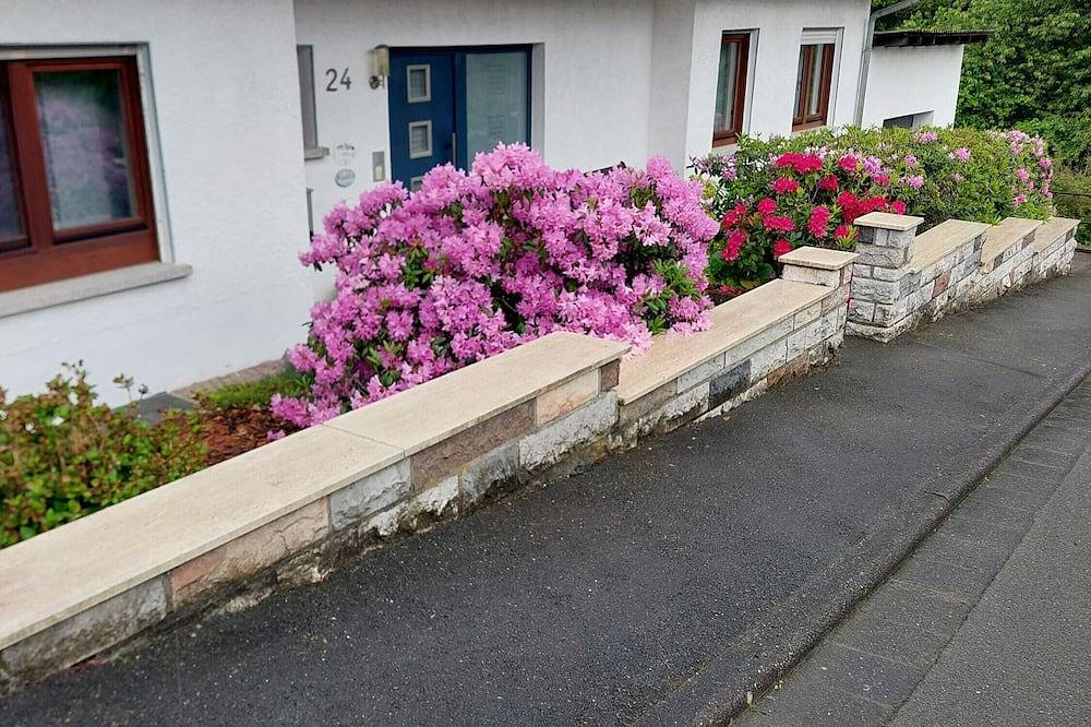 Ganze Wohnung, Ferienwohnung 'Osterwiese' mit privater Terrasse, privatem Garten und Wi-Fi in Weilburg, Lahntal