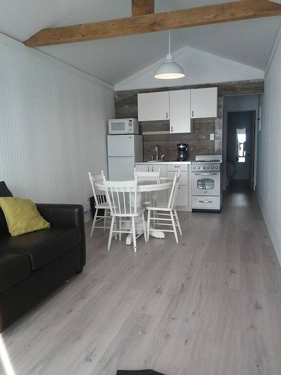 Waterfront, cozy, clean one bedroom, newly renovated cottage in Sauble Beach, Tobermory (Ontario)