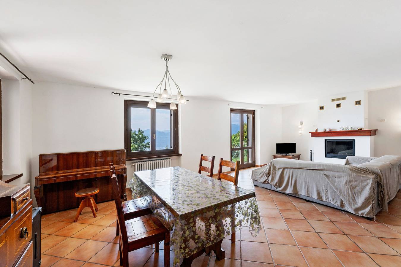 Casa Anna: Uitzicht op het Gardameer, 1.500 m² Privétuin en Privéterrassen in Torri del Benaco, Garda Bergen