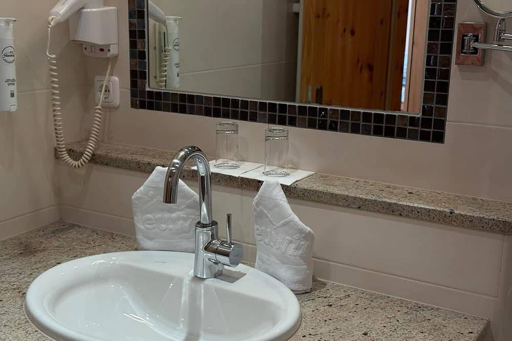 Doppelzimmer \"Zirbenholz\" - Hotel Neuwirt in Brandenberg, Kaisergebirge