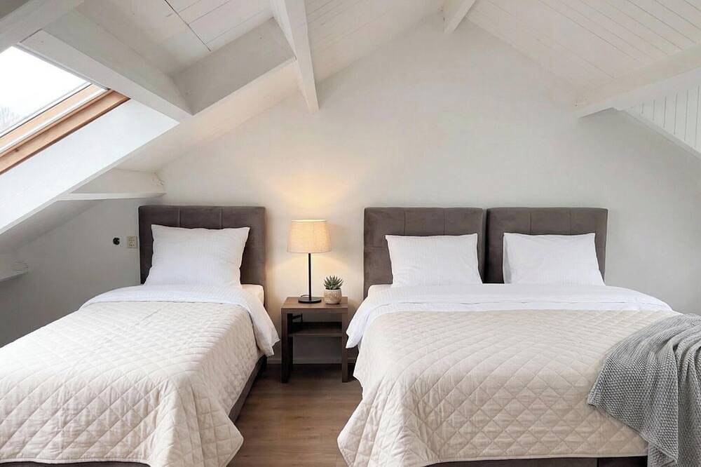 Welkom bij Xl Nature Villa, een uniek grote vakantievilla die comfortabel plaats biedt aan maximaal 14 gasten Gelegen nabij de bossen van Tilburg en omringd door natuur, is deze 240 m² villa perfect voor families, sportteams en natuurliefhebbers. in Tilburg, Noord-Brabant
