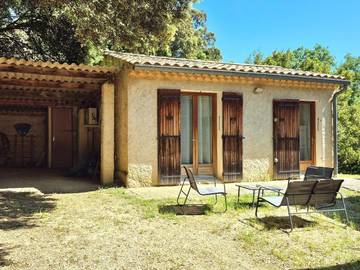 Gîte pour 3 personnes, avec terrasse ainsi que jardin et vue à Rochegude