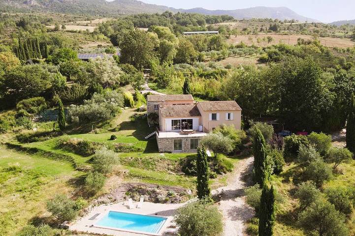 Location de vacances pour 10 personnes, avec terrasse et jardin à Arpavon