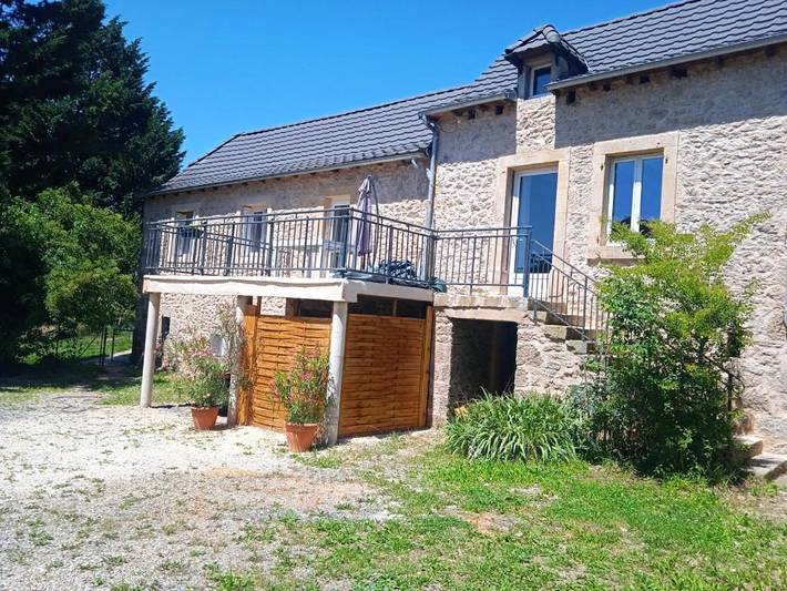 Gîte pour 5 personnes, avec vue et jardin dans Roussennac