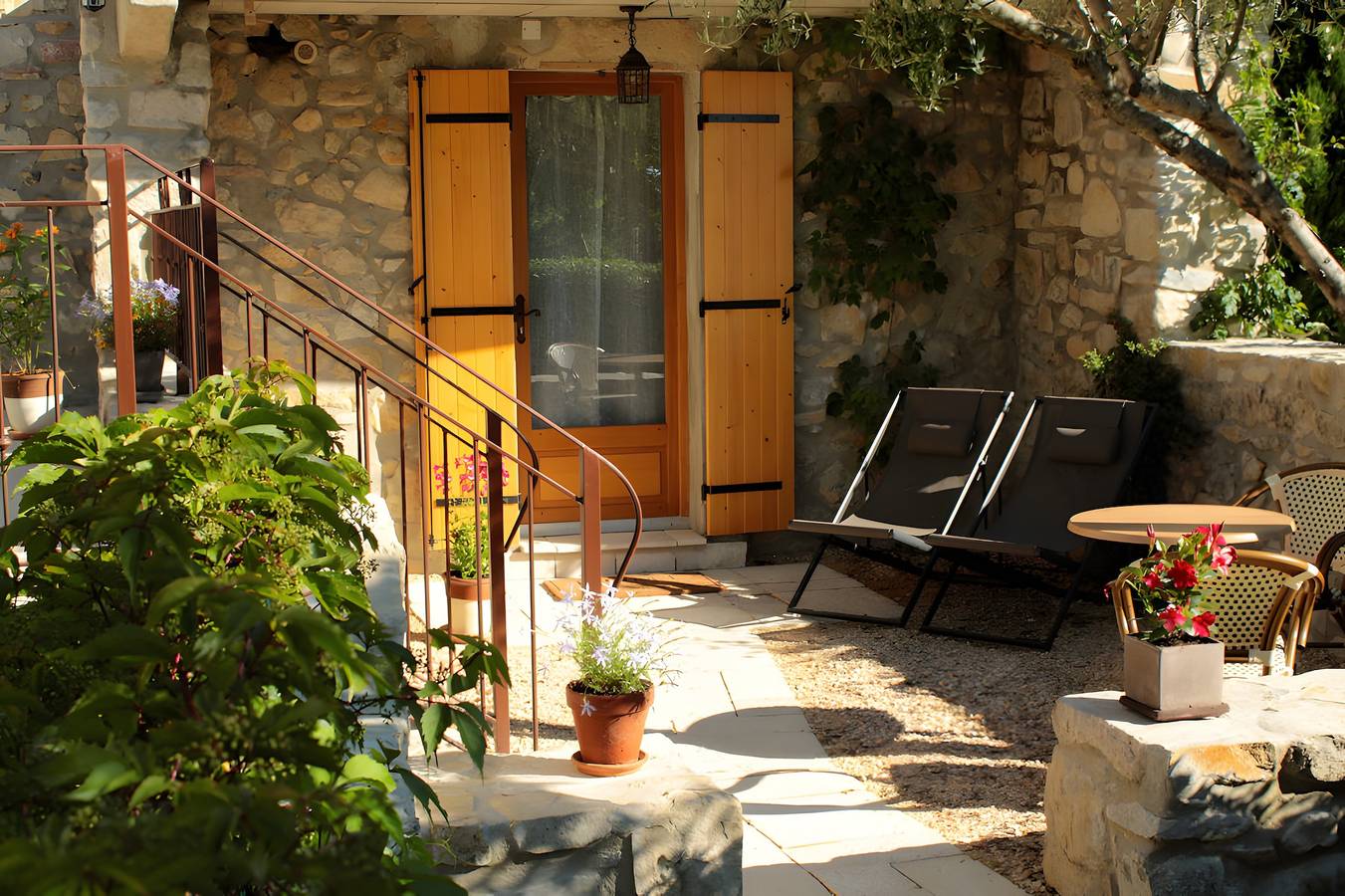 Ferienhaus 'Gite Domaine De La Bruge' mit Bergblick, privater Terrasse & Wlan in Saint-Remèze, Privas