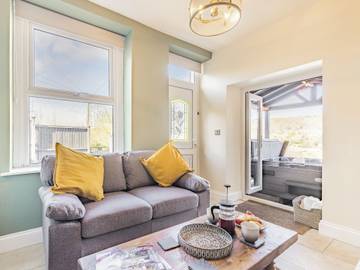 Log Cabin for 4 People in Bakewell, Midlands, Photo 2