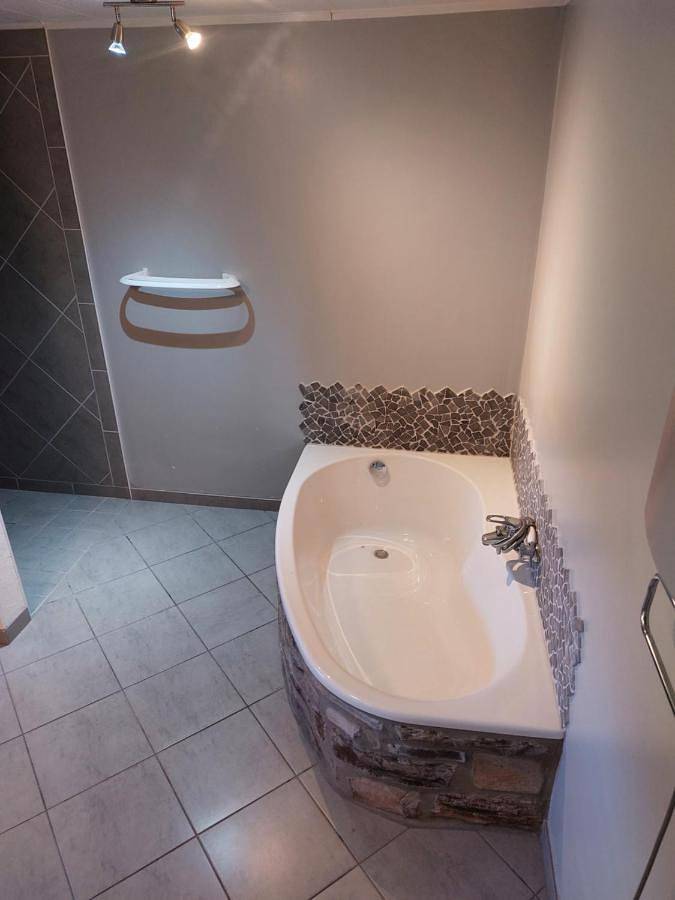 Location de vacances pour 8 personnes, avec jardin ainsi que vue et piscine à Bertogne - 4