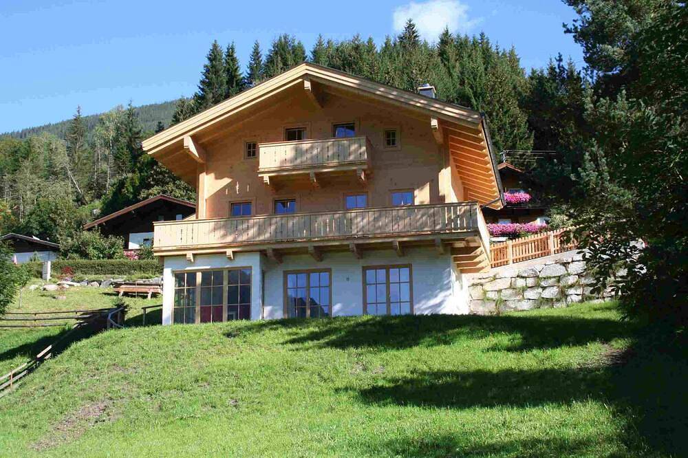 Chalet Descansa is a stylish, detached chalet with every comfort. in Neukirchen am Großvenediger, Kitzbüheler Alpen