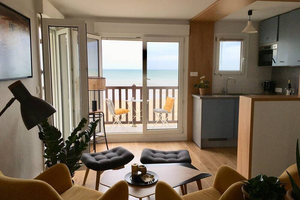 Appartement entier, Rare! Beautiful and spacious architect's apartment with the sea at your feet in Bernières-sur-Mer, Région de Caen