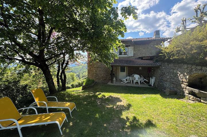 Gîte pour 5 personnes, avec jardin à Désaignes