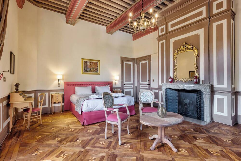 Chateau De Burnand (officiel). 11 suites. Piscine chauffée. Sauna. Hammam. in Burnand, Région de Mâcon