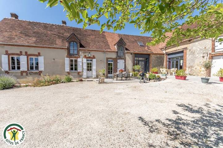 Location de vacances pour 14 personnes, avec jardin à Allemant
