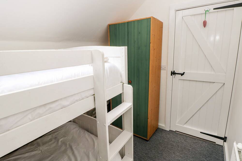 Beekeeper'S Cottage, pet friendly, with a garden in Pembroke in Pembroke, Pembrokeshire