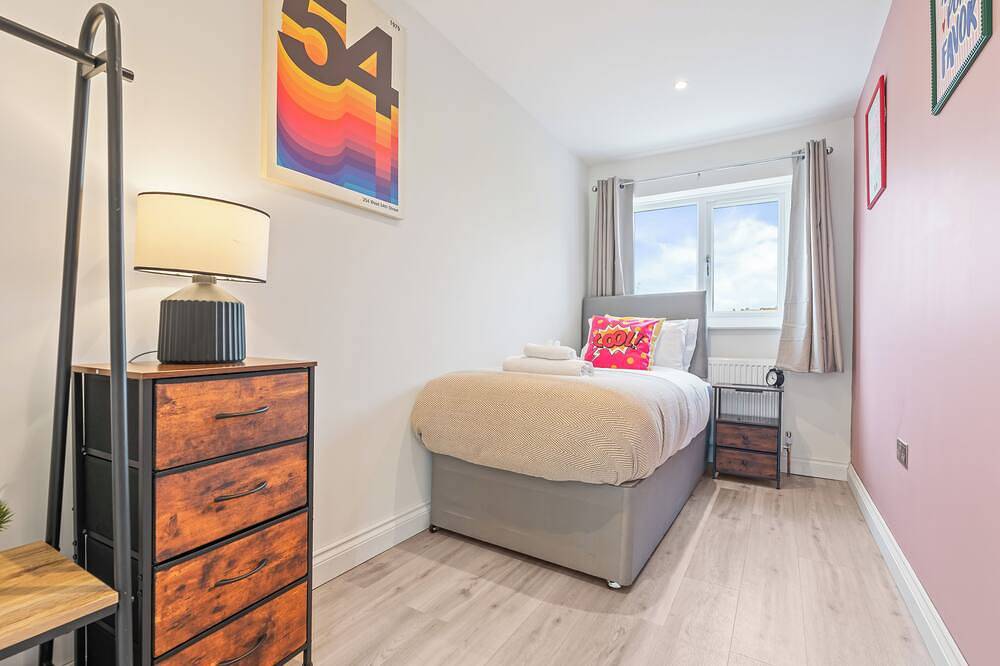 New! Sleeps 6|Free Parking|Long stays| Contractors\n\nshare\n\nsaved in Dunchurch, Warwickshire