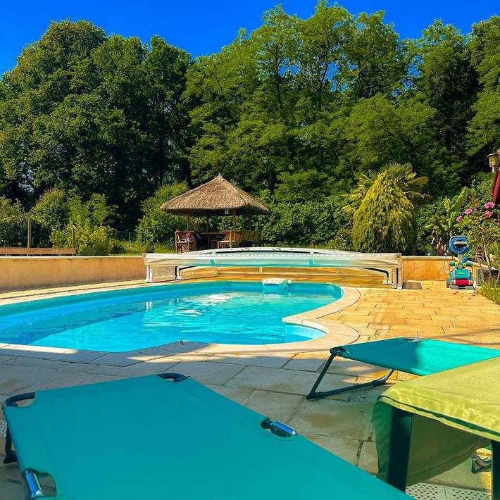 Cottage pour 2 personnes, avec piscine ainsi que vue et jardin, adapté aux familles à Saint-Georges-Blancaneix