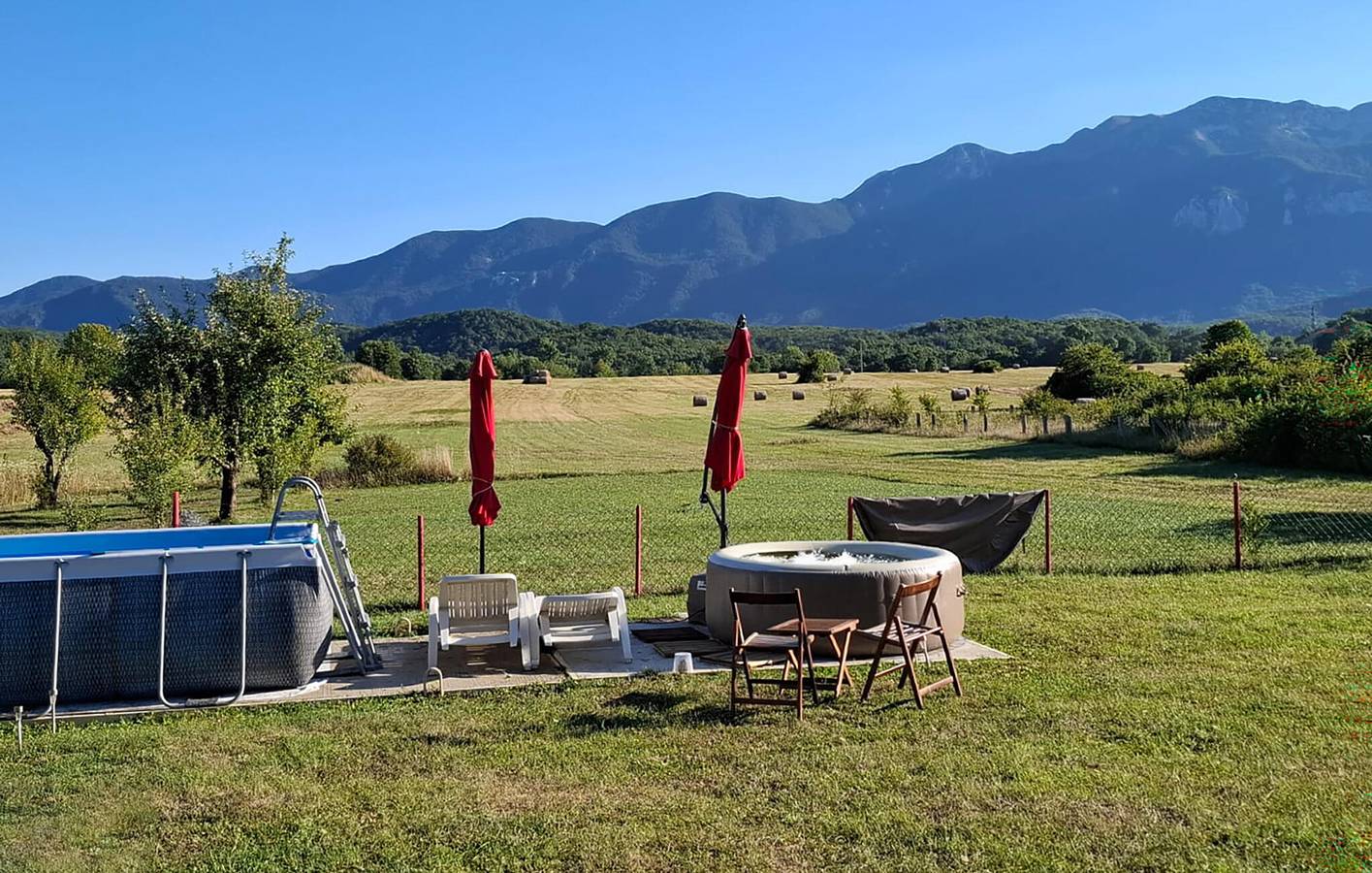 Schickes Apartment mit Pool, Küche, WLAN und Liegestühlen in Lovinac, Lika-Senj