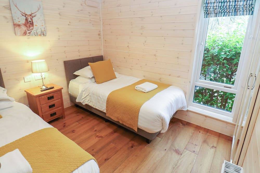 Dovestone Secluded Luxury Lodges (Sleeps 6) - Pets Welcome in Greenfield in Saddleworth, Greater Manchester