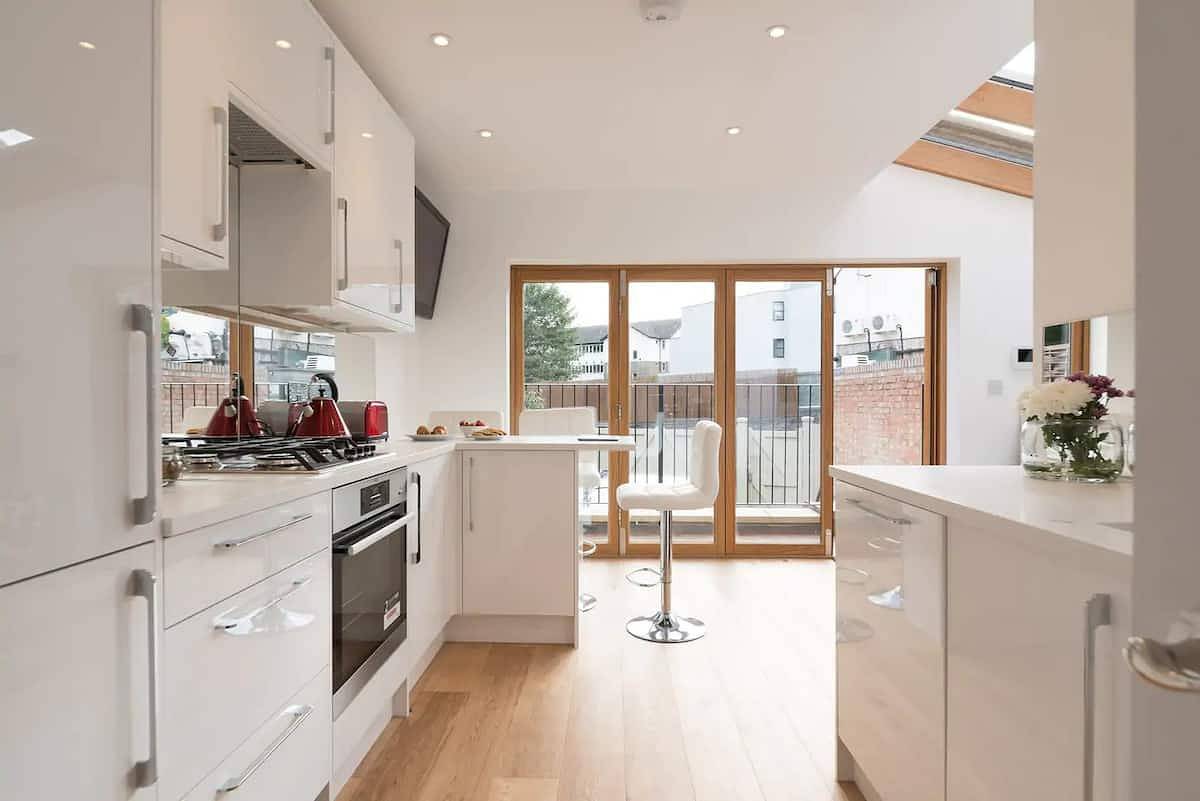 Entire vacation apartment, Fulham 2-Bed Apt w/ South Terrace near Tube in Hammersmith and Fulham, London