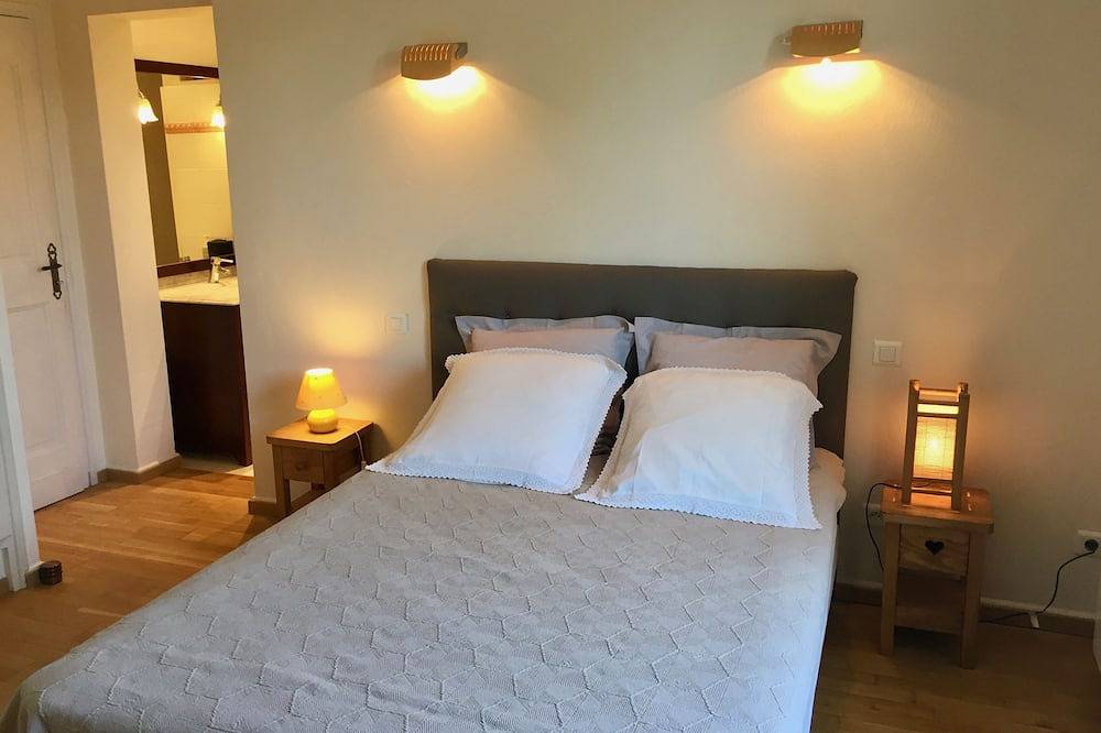 Casa de estilo provenzal, cerca del centro de la ciudad con aire acondicionado. in L'Isle-sur-la-Sorgue, Vaucluse