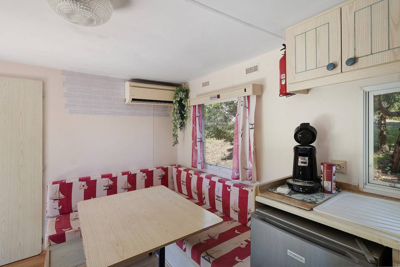 Mobilhome 'Chez Dede' met gedeeld terras, privé tuin en wifi, foto 6