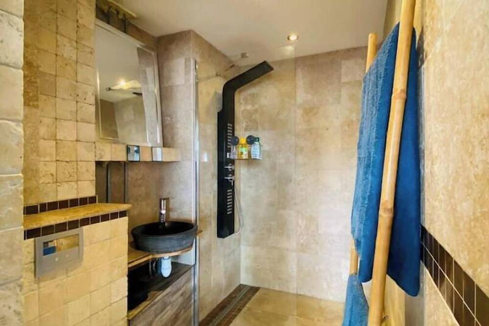 Entire apartment, La Venise Annecienne🇨🇭 Bright studio, with free private parking, near train station in Annecy, Annecy (commune)