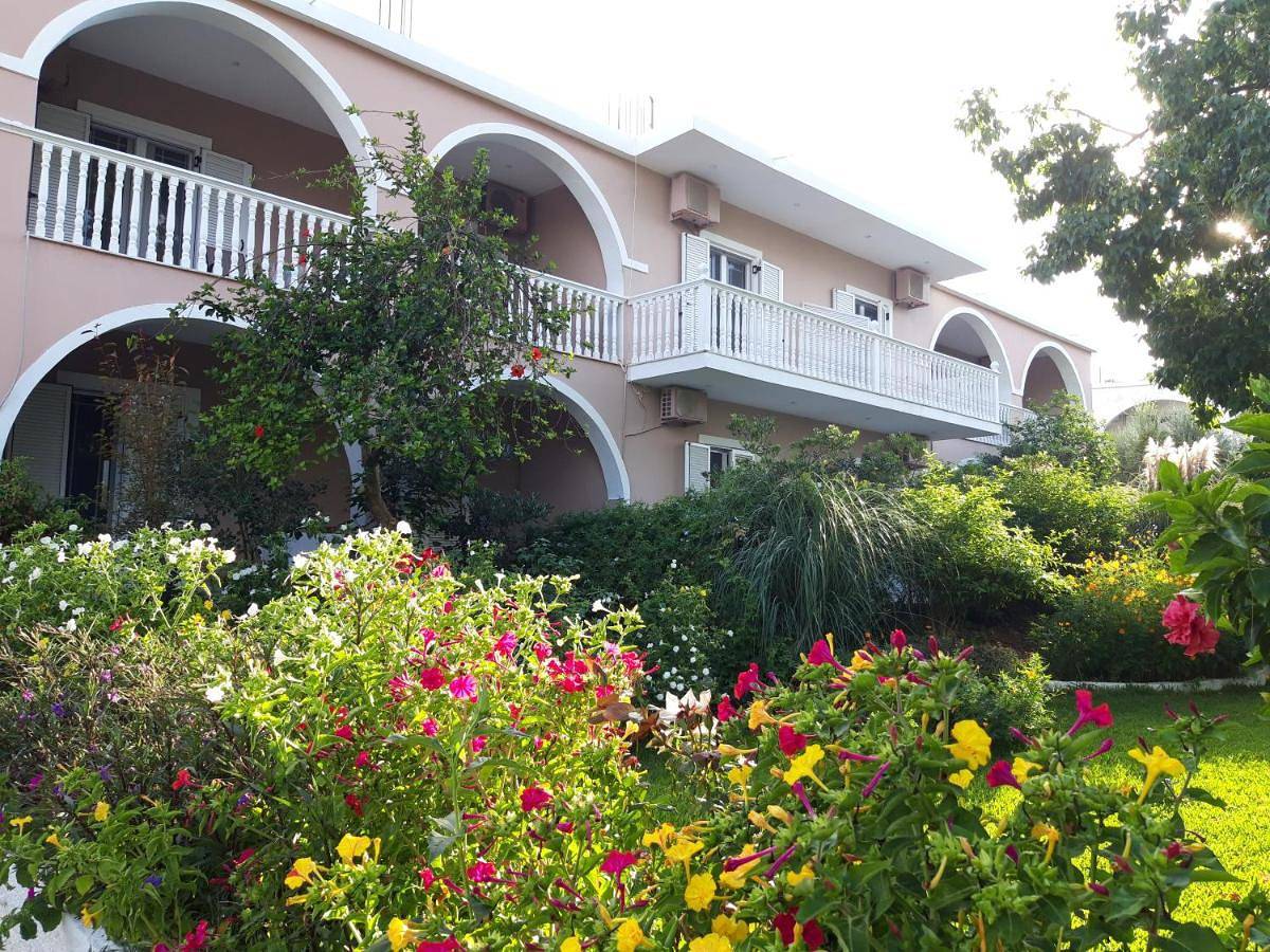 Oasis in Ammoudi, Alykes
