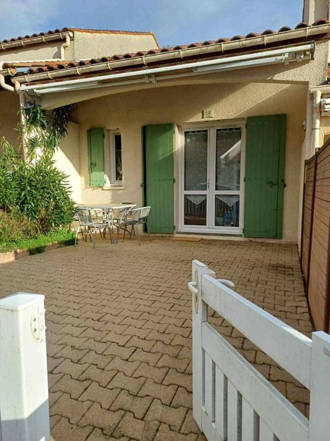 Location de vacances pour 6 personnes, avec terrasse ainsi que piscine et bassin pour enfant, adapté aux familles dans Plage De L Arneche Meschers Sur Gironde - 2