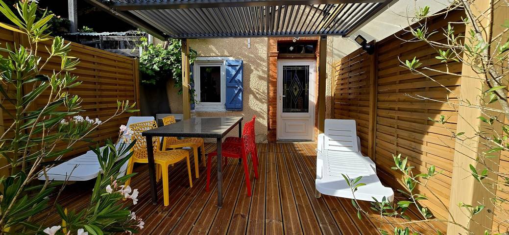 Gîte pour 4 personnes, avec terrasse ainsi que piscine et jardin
