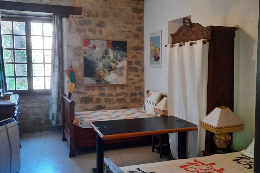 Ganze Wohnung, Carennac-Rocamadour-Padirac—master suite: bathroom + toilet + living room + Tv and/or bedroom with garden in Carennac, Lot