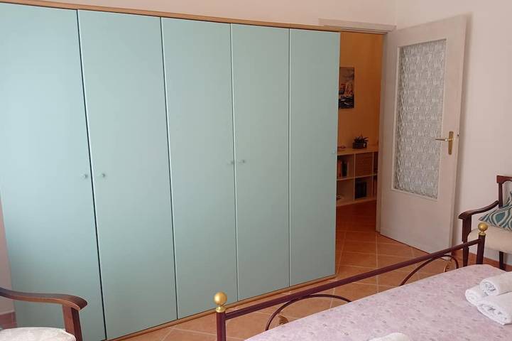 Casa in paese in strada tranquilla a pochi minuti dalla spiaggia sottotorre in Spiaggia Sotto Torre, Calasetta