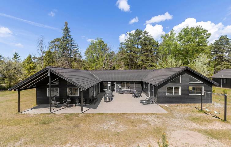Ferieudlejning for 22 personer, med pool og terrasse såvel som jacuzzi og sauna i Asserbo