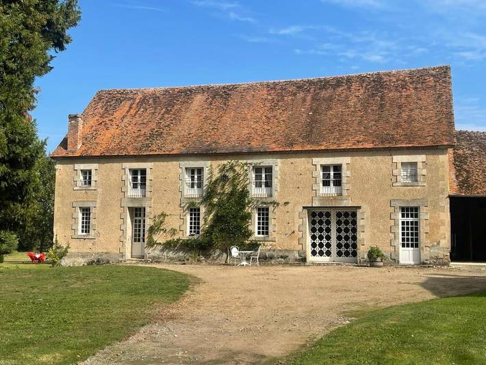 Gîte pour 15 personnes, avec jardin ainsi que terrasse et vue dans La Motte-Feuilly