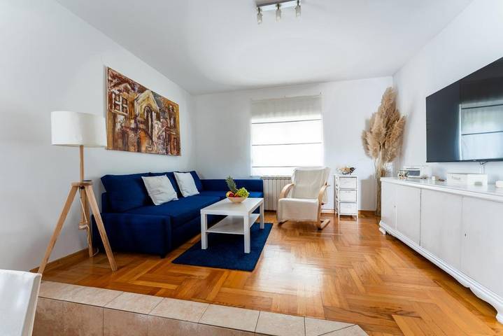 Ferienwohnung für 13 Personen, mit Balkon und Whirlpool sowie Terrasse und Garten