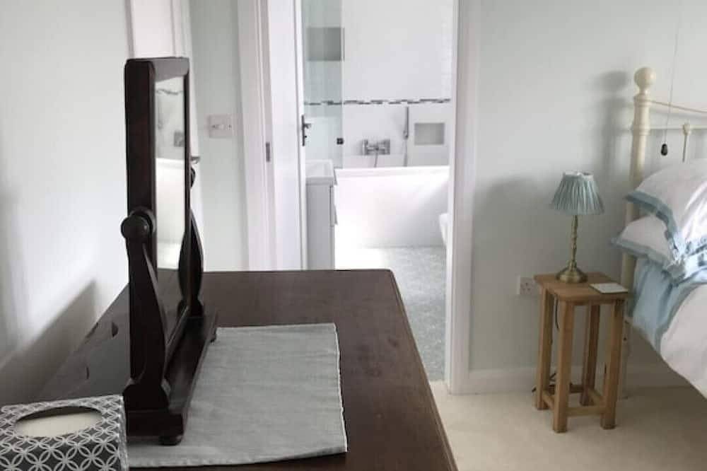 Central Modern open plan house 3 ensuite bedrooms, dog friendly. in Helmsley, North York Moors National Park