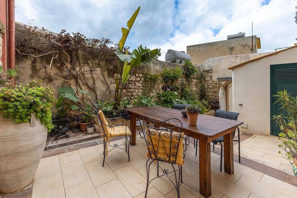 Appartamento intero, Appartamento 'Cortiletto' con vista sulle montagne, Wi-Fi e aria condizionata in Scicli, Provincia di Ragusa