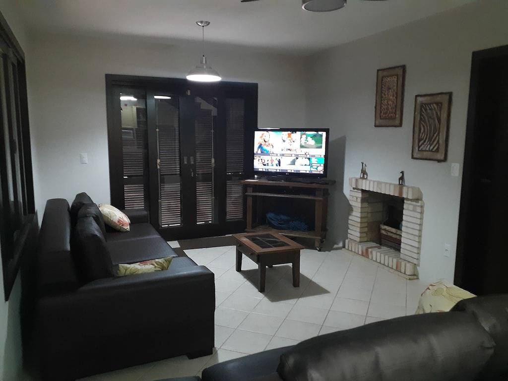 262, Wunderschönes 2 Schlafzimmer Haus Mit Wundervoller Terrasse in Bombinhas, Litoral Catarinense