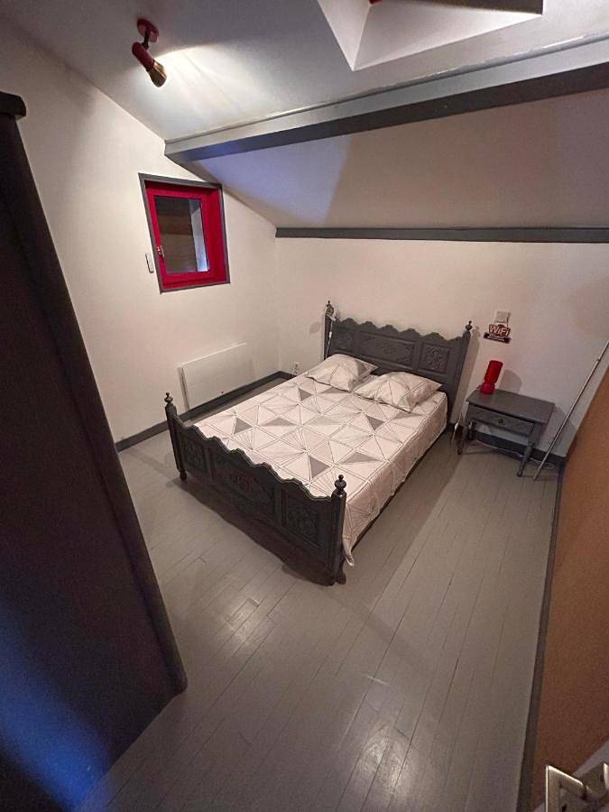Hôtel pour 2 personnes, avec piscine ainsi que vue et jardin à Bas-en-Basset - 4