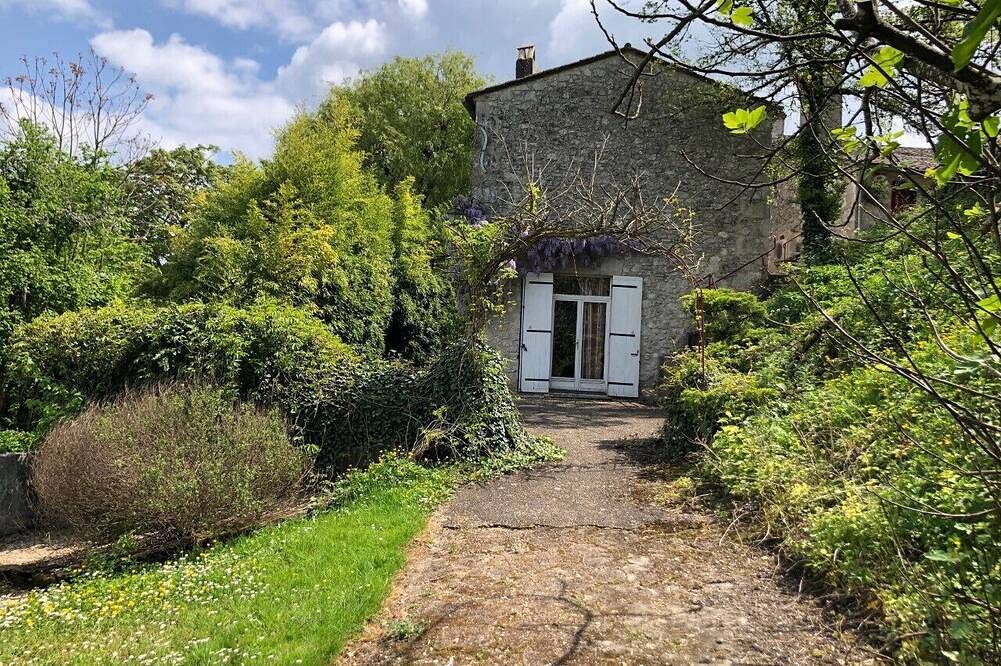 Maison de campagne avec piscine et vue panoramique in Bonneville-et-Saint-Avit-de-Fumadières, Périgord Pourpre