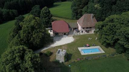 Location de vacances pour 6 personnes, avec vue et piscine ainsi que vue sur le lac et terrasse à Cruseilles