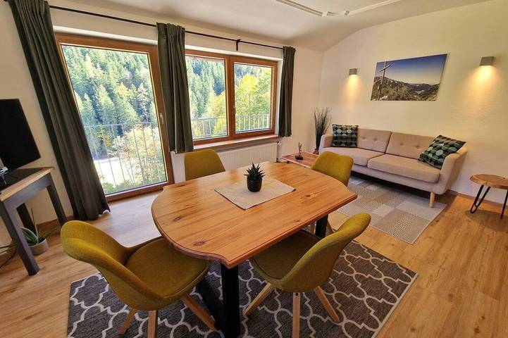Ganze Wohnung, Ferienwohnung (55 qm) Balkon, separates Schlafzimmer, Wohnküche, Bad/Dusche/Wc, max. 2 Pers. in Ruhpolding, Bayerische Alpen