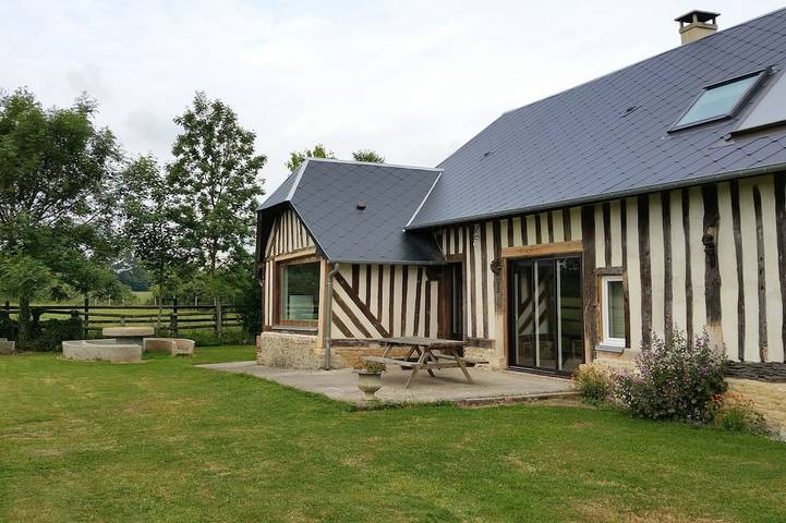 Gîte pour 7 personnes, avec piscine ainsi que jardin et terrasse à Vieux-Pont-en-Auge