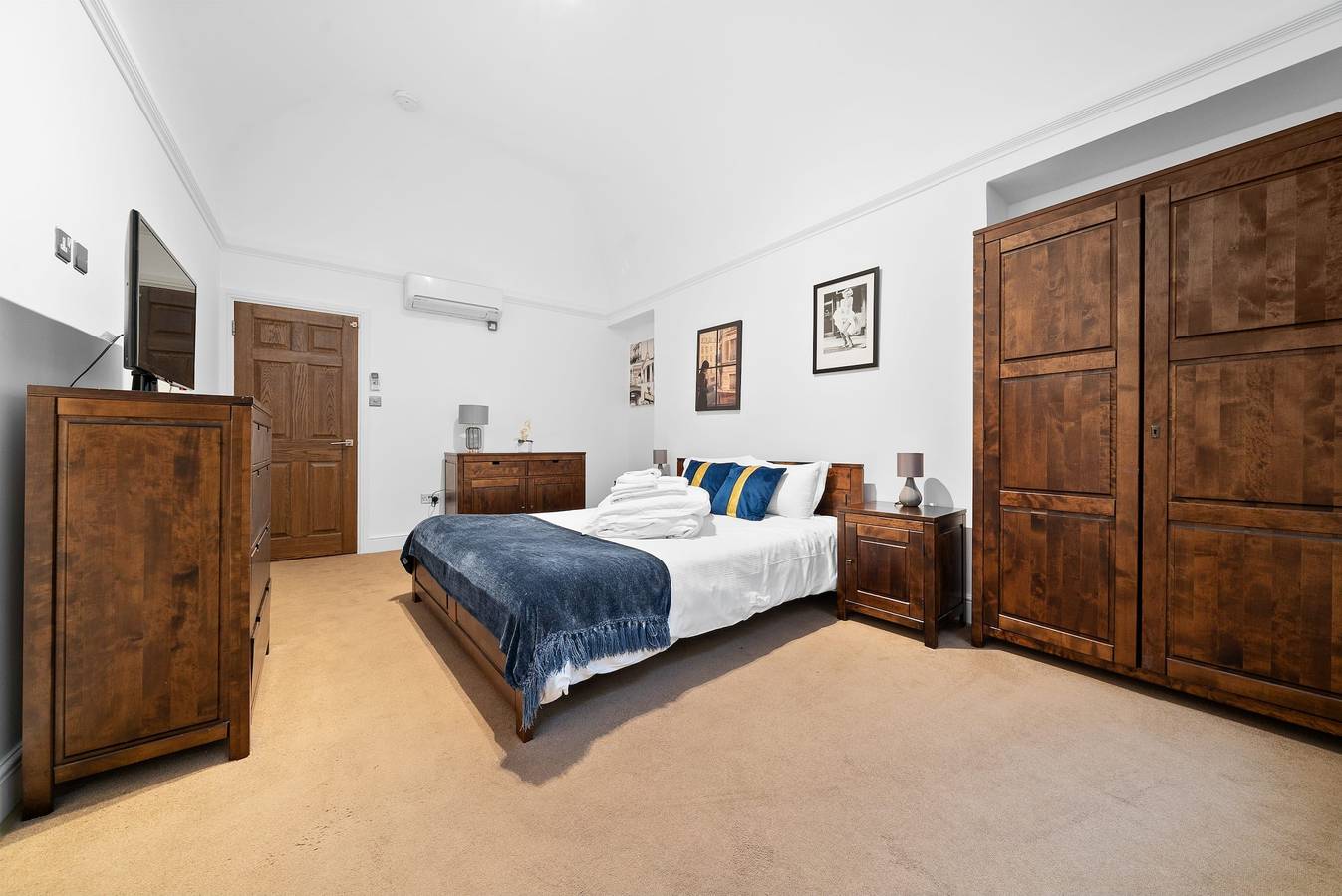 Entire apartment, 2Bg Converted Embassy 1Br sleeps 4 with Air Con in Downtown, London