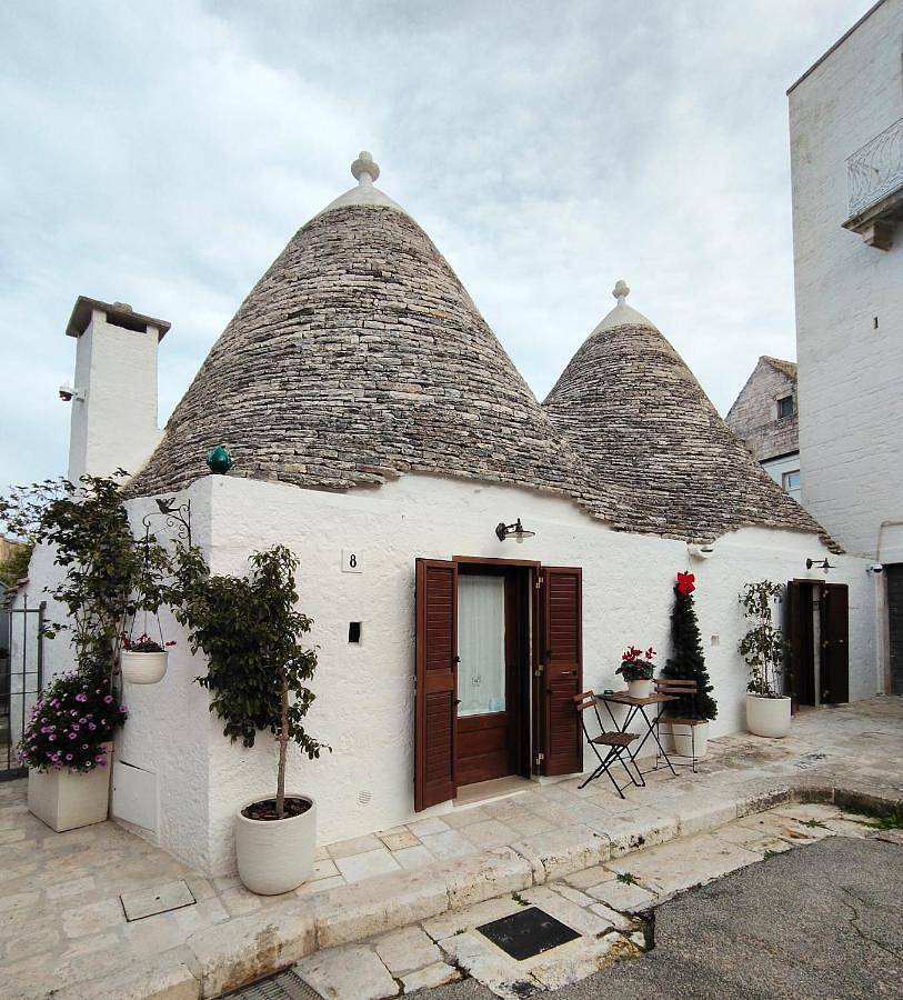 Trullo al vicoletto al civico 10, civico 8, civico 7 in Alberobello, Comune di Alberobello