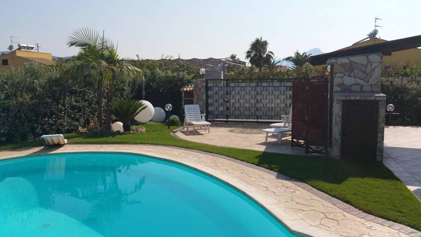 Villa con piscina per 9 persone, con Terrazza e Idromassaggio nonché Giardino e Piscina a Campofelice di Roccella