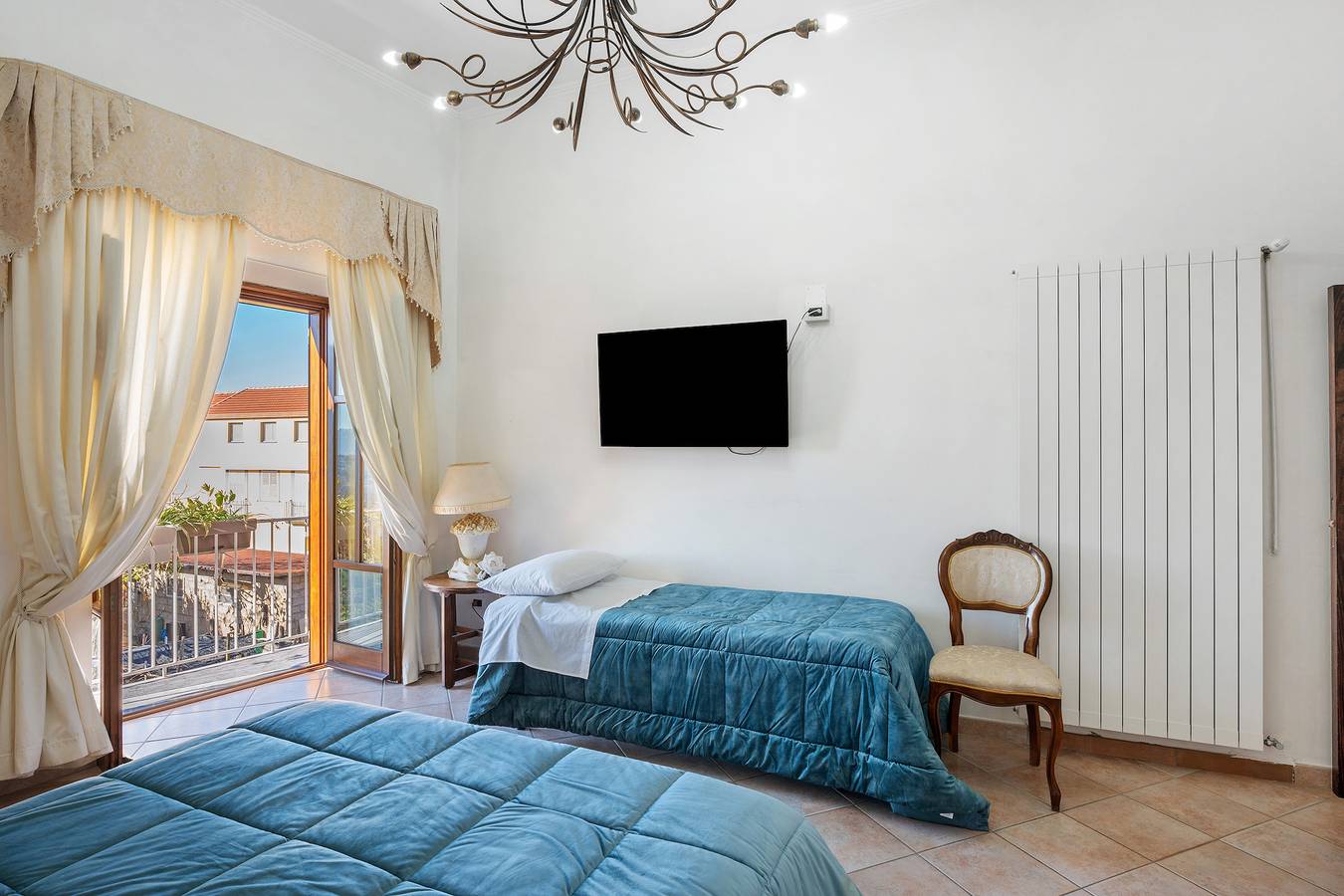 Appartamento intero, Appartamento 'Torres' con vista mare, Wi-Fi e aria condizionata in Vico Equense, Napoli e dintorni